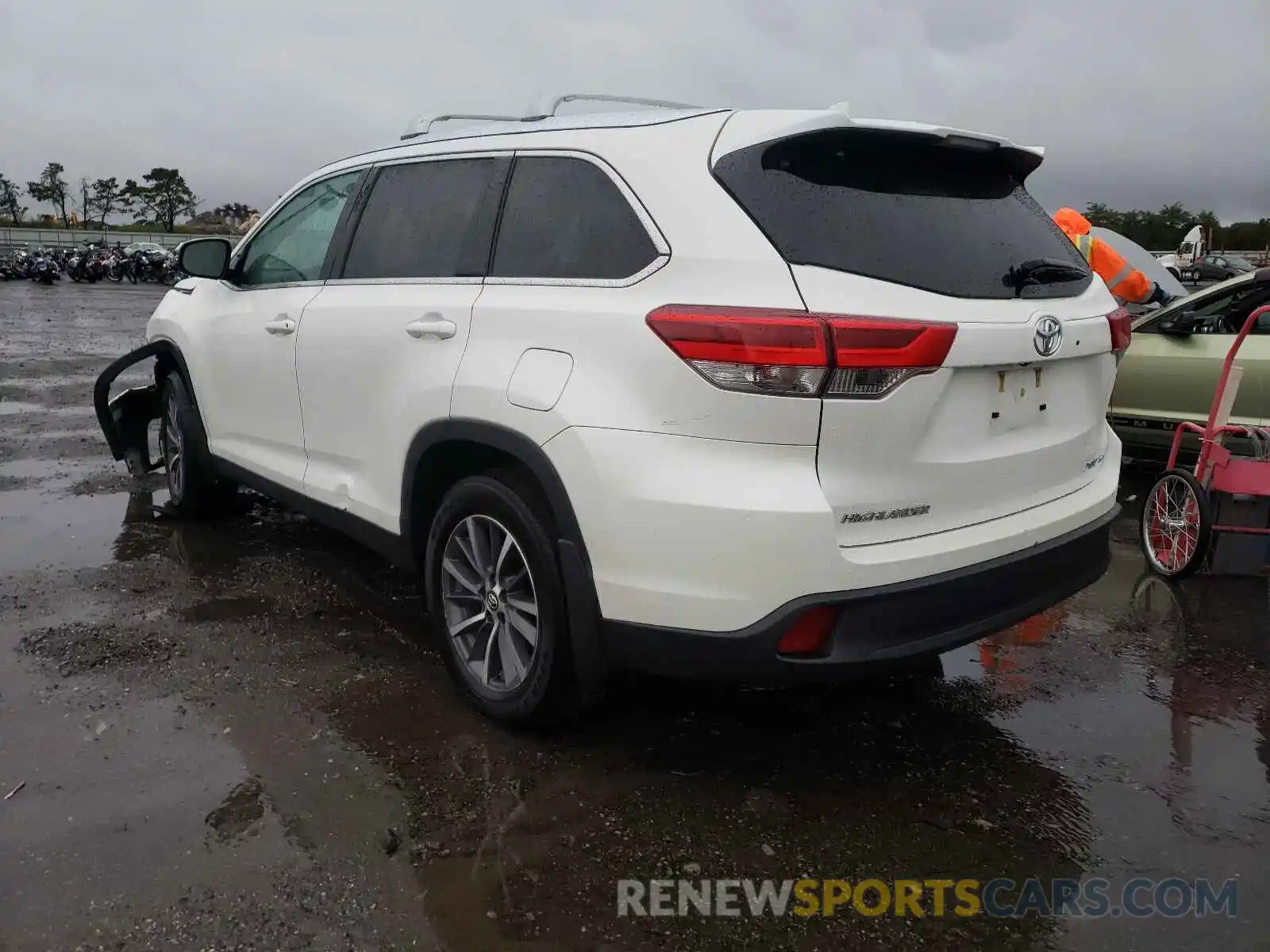 3 Photograph of a damaged car 5TDJZRFH0KS600805 TOYOTA HIGHLANDER 2019