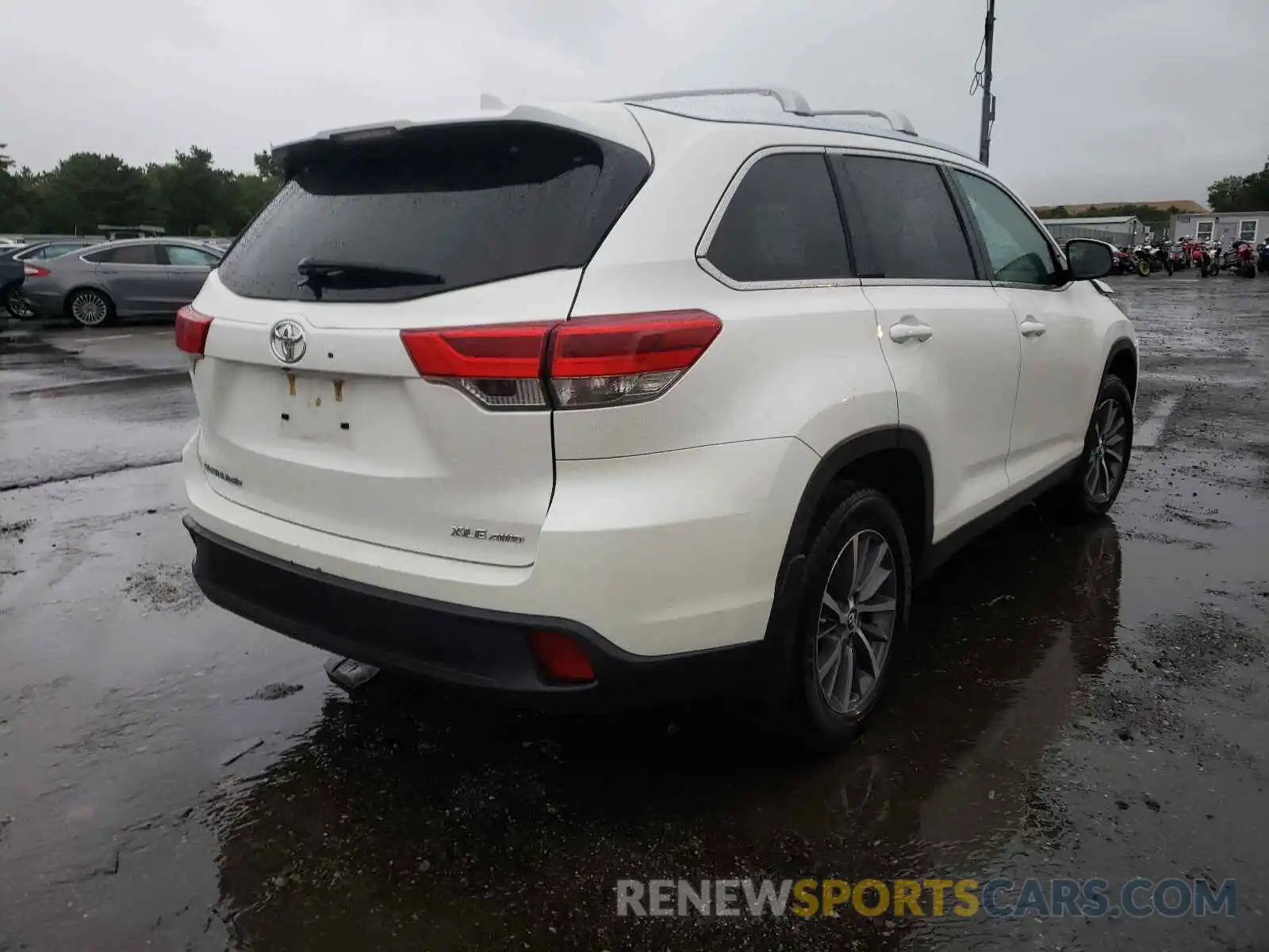 4 Photograph of a damaged car 5TDJZRFH0KS600805 TOYOTA HIGHLANDER 2019