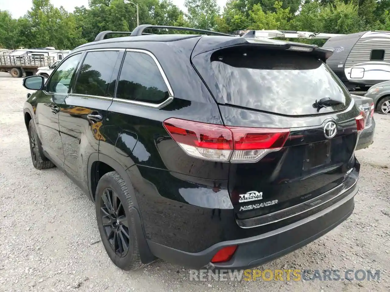 3 Photograph of a damaged car 5TDJZRFH0KS606734 TOYOTA HIGHLANDER 2019