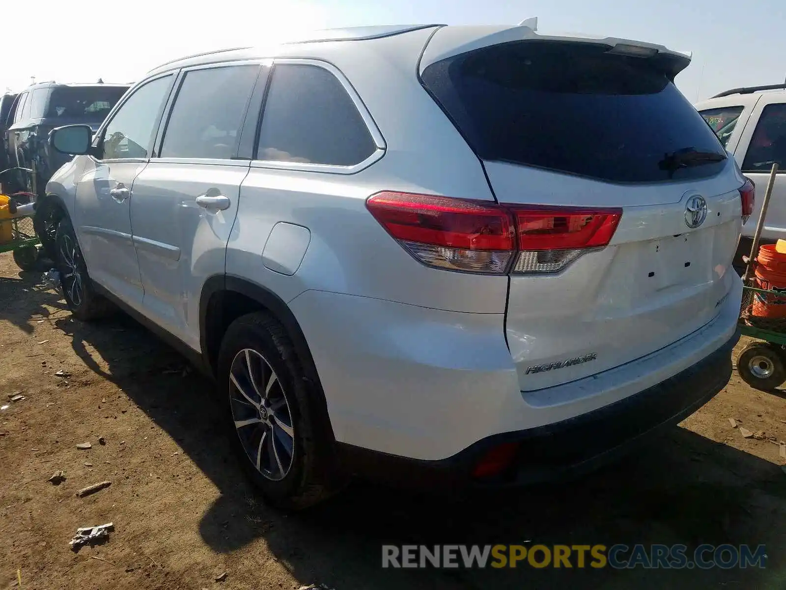 3 Photograph of a damaged car 5TDJZRFH0KS611089 TOYOTA HIGHLANDER 2019