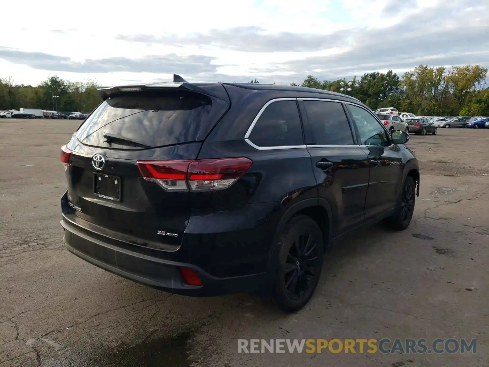 4 Photograph of a damaged car 5TDJZRFH0KS611299 TOYOTA HIGHLANDER 2019