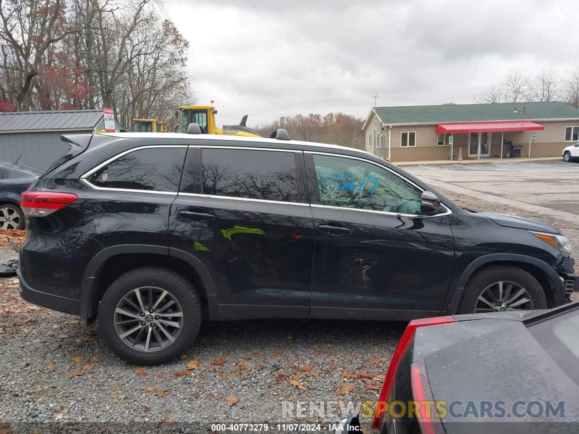 14 Photograph of a damaged car 5TDJZRFH0KS617099 TOYOTA HIGHLANDER 2019