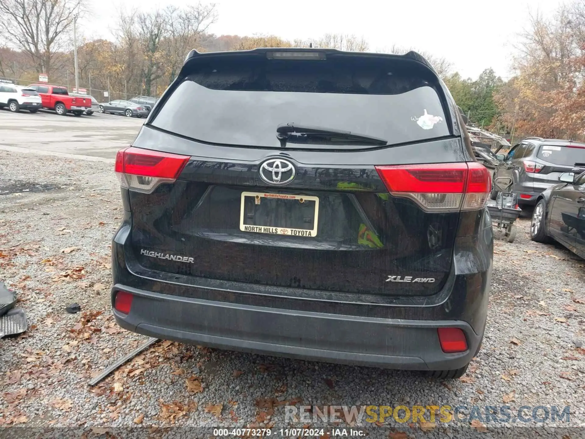 17 Photograph of a damaged car 5TDJZRFH0KS617099 TOYOTA HIGHLANDER 2019