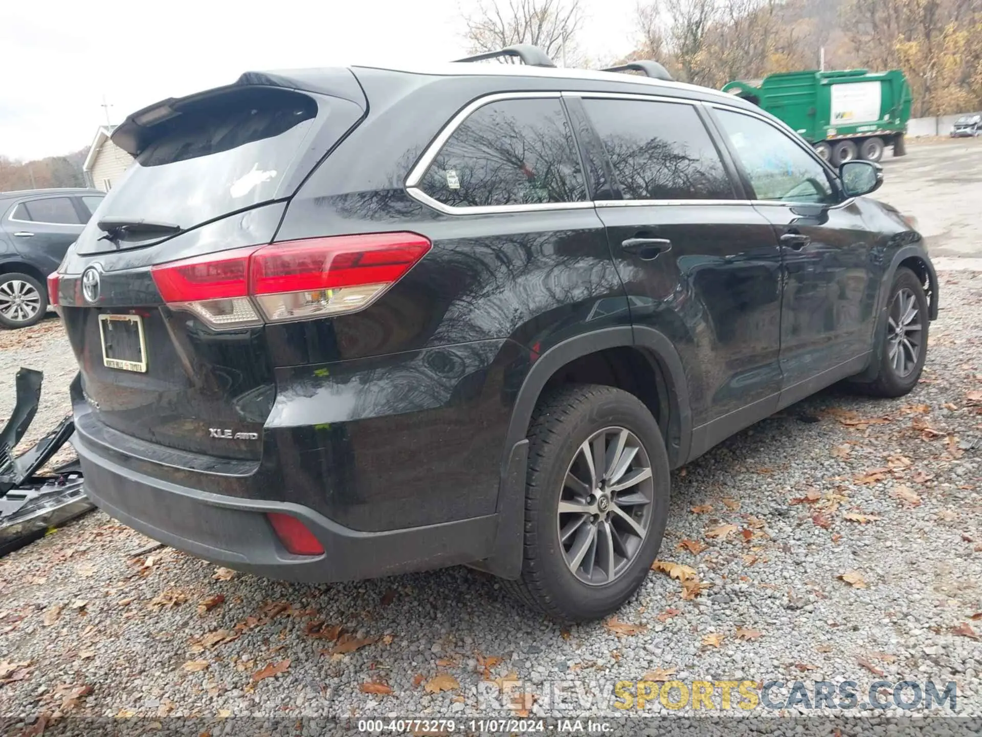 4 Photograph of a damaged car 5TDJZRFH0KS617099 TOYOTA HIGHLANDER 2019