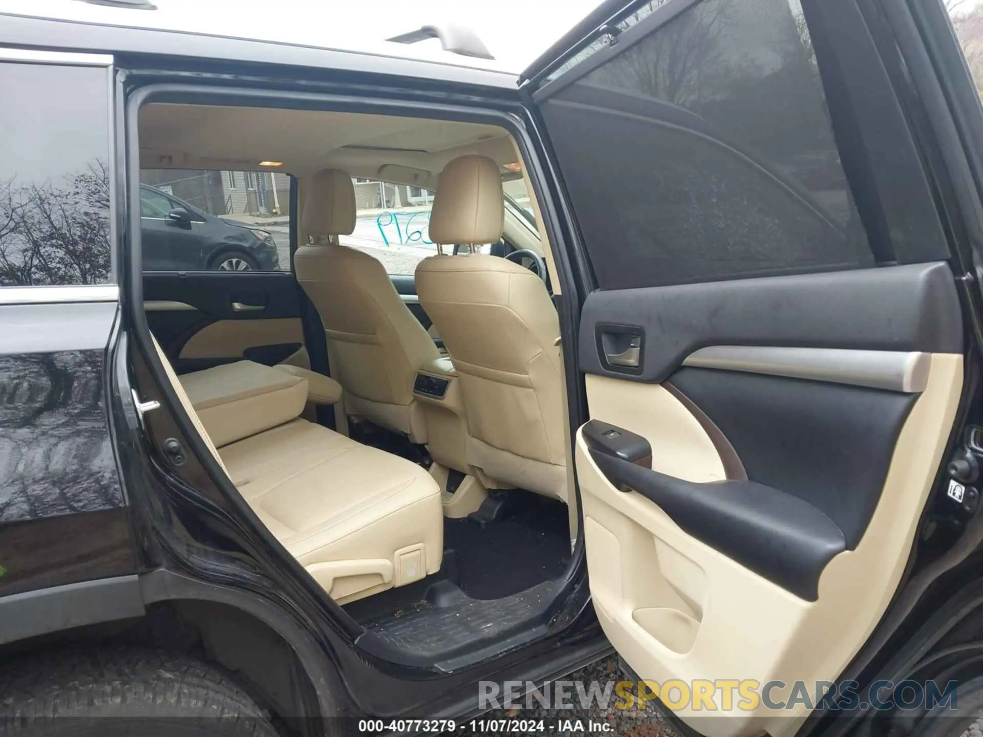 8 Photograph of a damaged car 5TDJZRFH0KS617099 TOYOTA HIGHLANDER 2019