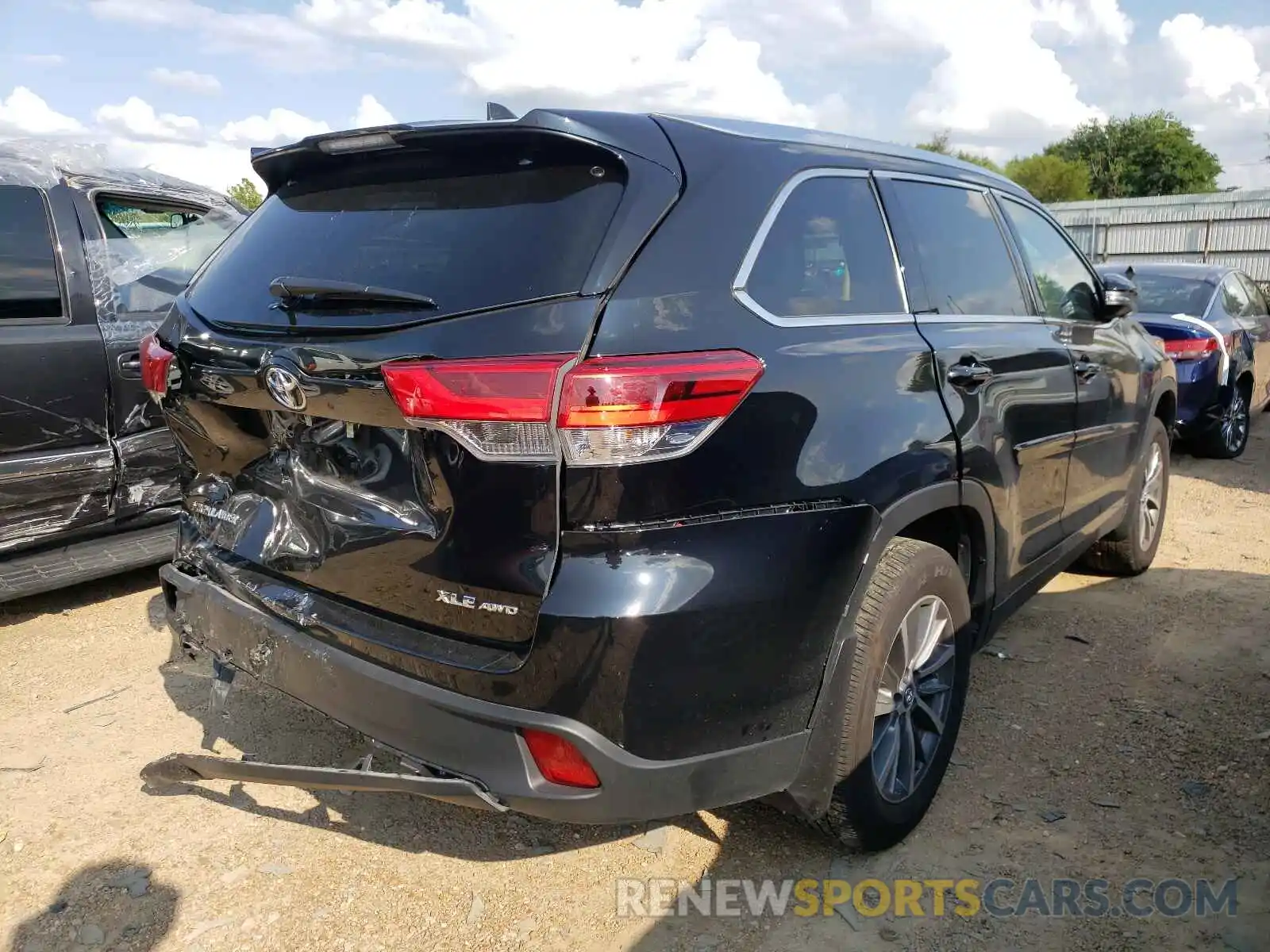 4 Photograph of a damaged car 5TDJZRFH0KS619600 TOYOTA HIGHLANDER 2019