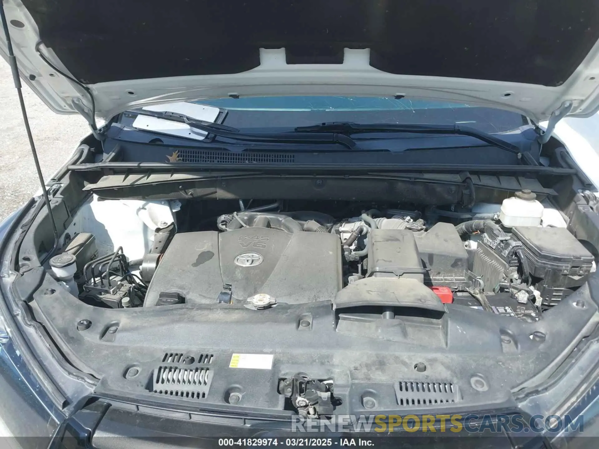 10 Photograph of a damaged car 5TDJZRFH0KS620178 TOYOTA HIGHLANDER 2019