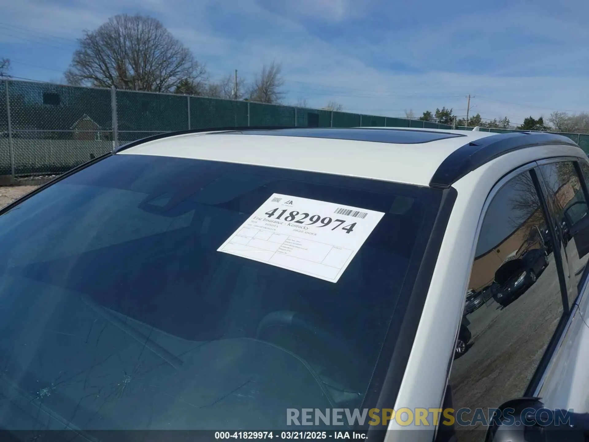 17 Photograph of a damaged car 5TDJZRFH0KS620178 TOYOTA HIGHLANDER 2019