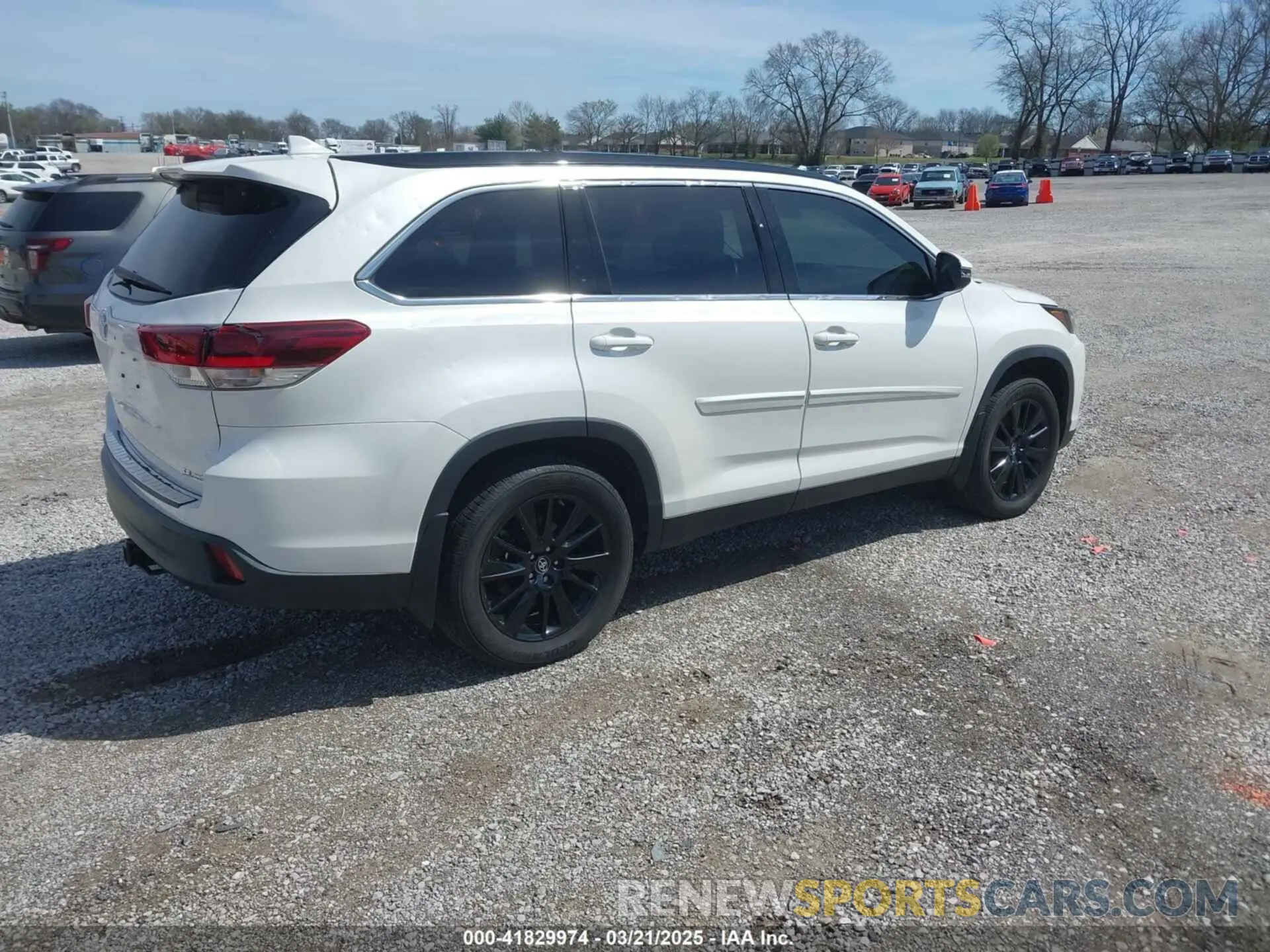 4 Photograph of a damaged car 5TDJZRFH0KS620178 TOYOTA HIGHLANDER 2019
