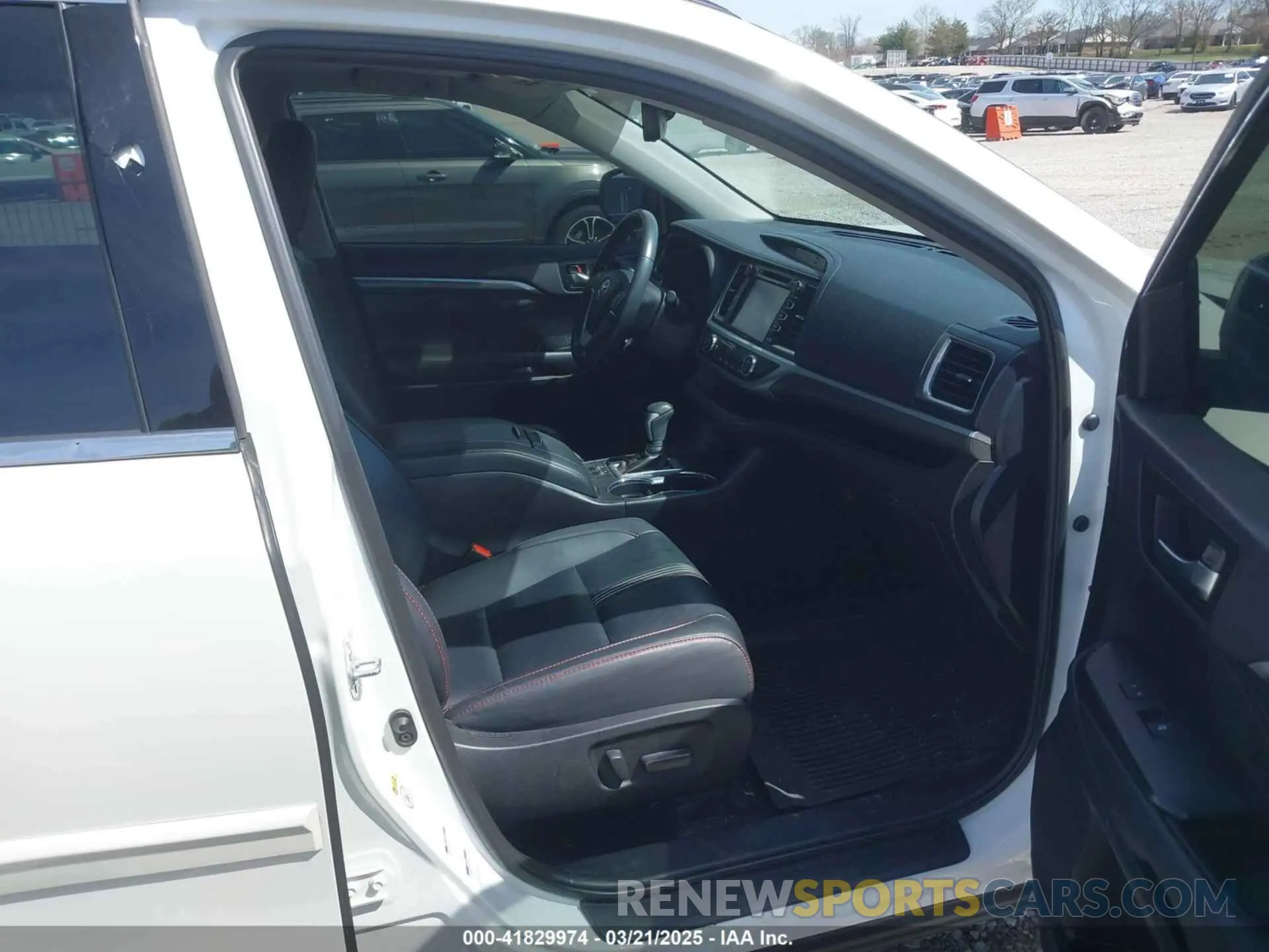 5 Photograph of a damaged car 5TDJZRFH0KS620178 TOYOTA HIGHLANDER 2019