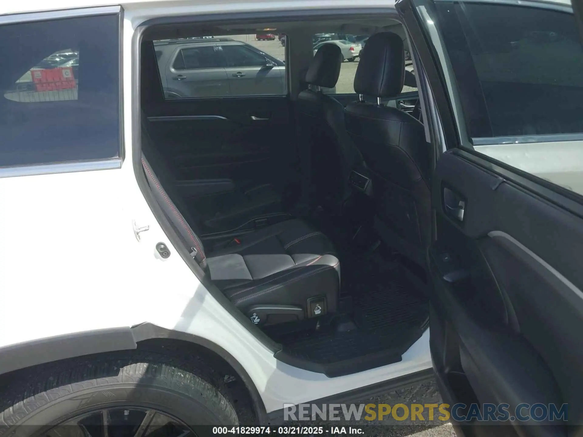 8 Photograph of a damaged car 5TDJZRFH0KS620178 TOYOTA HIGHLANDER 2019
