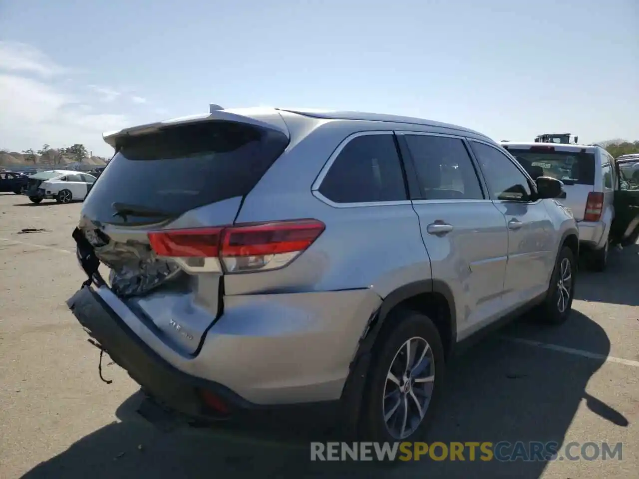 4 Photograph of a damaged car 5TDJZRFH0KS625879 TOYOTA HIGHLANDER 2019