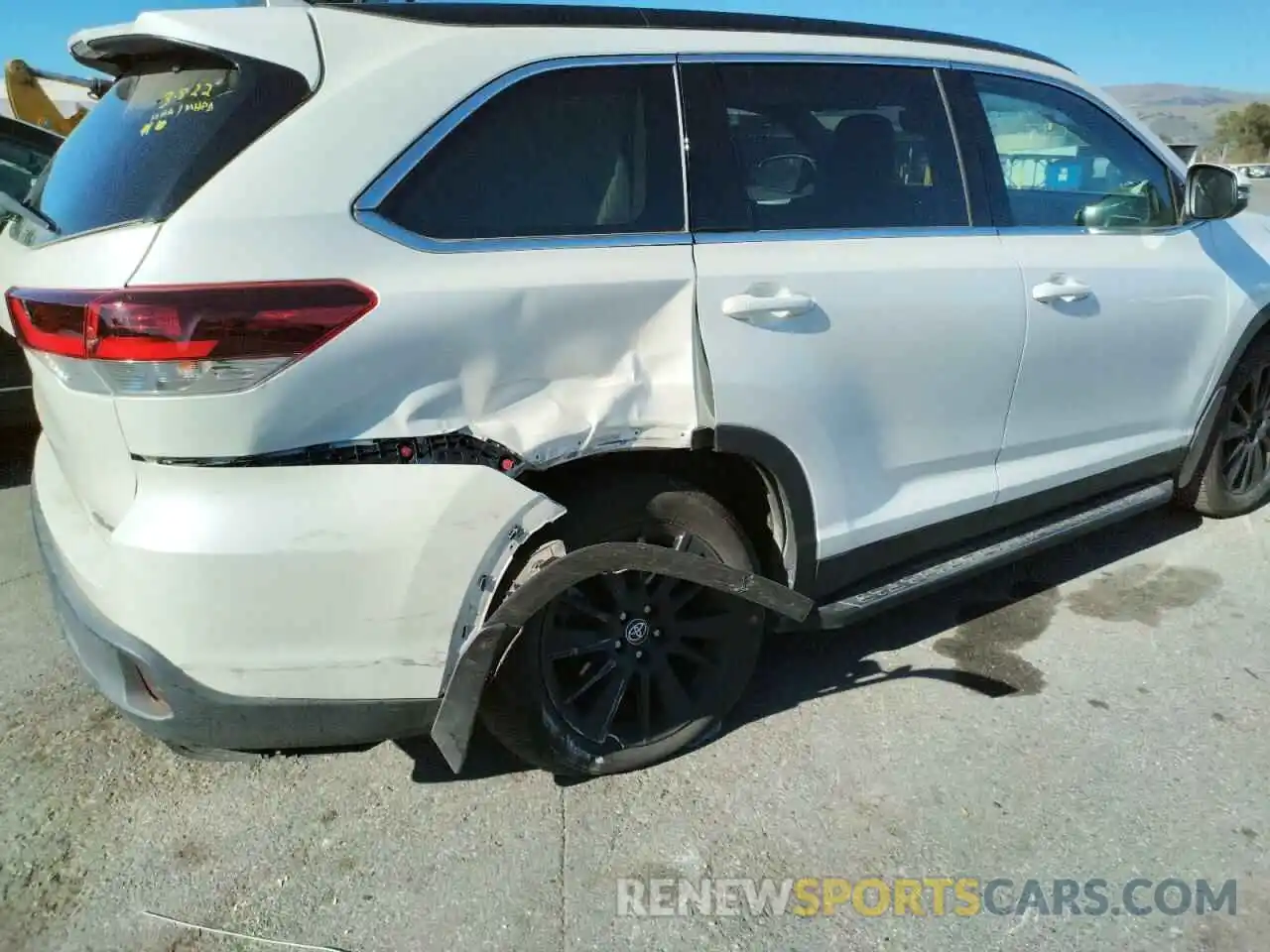 9 Photograph of a damaged car 5TDJZRFH0KS626398 TOYOTA HIGHLANDER 2019