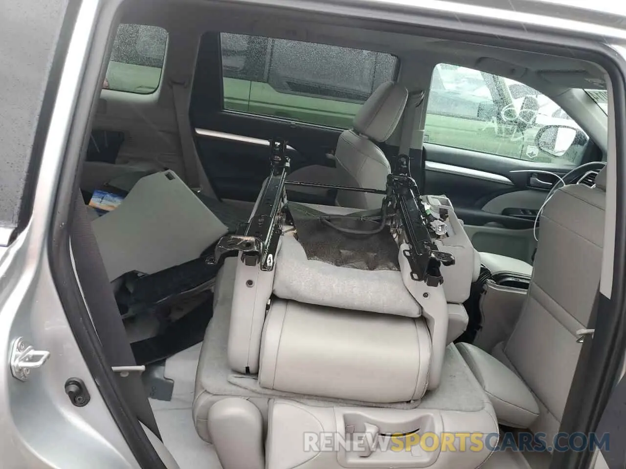 11 Photograph of a damaged car 5TDJZRFH0KS626532 TOYOTA HIGHLANDER 2019