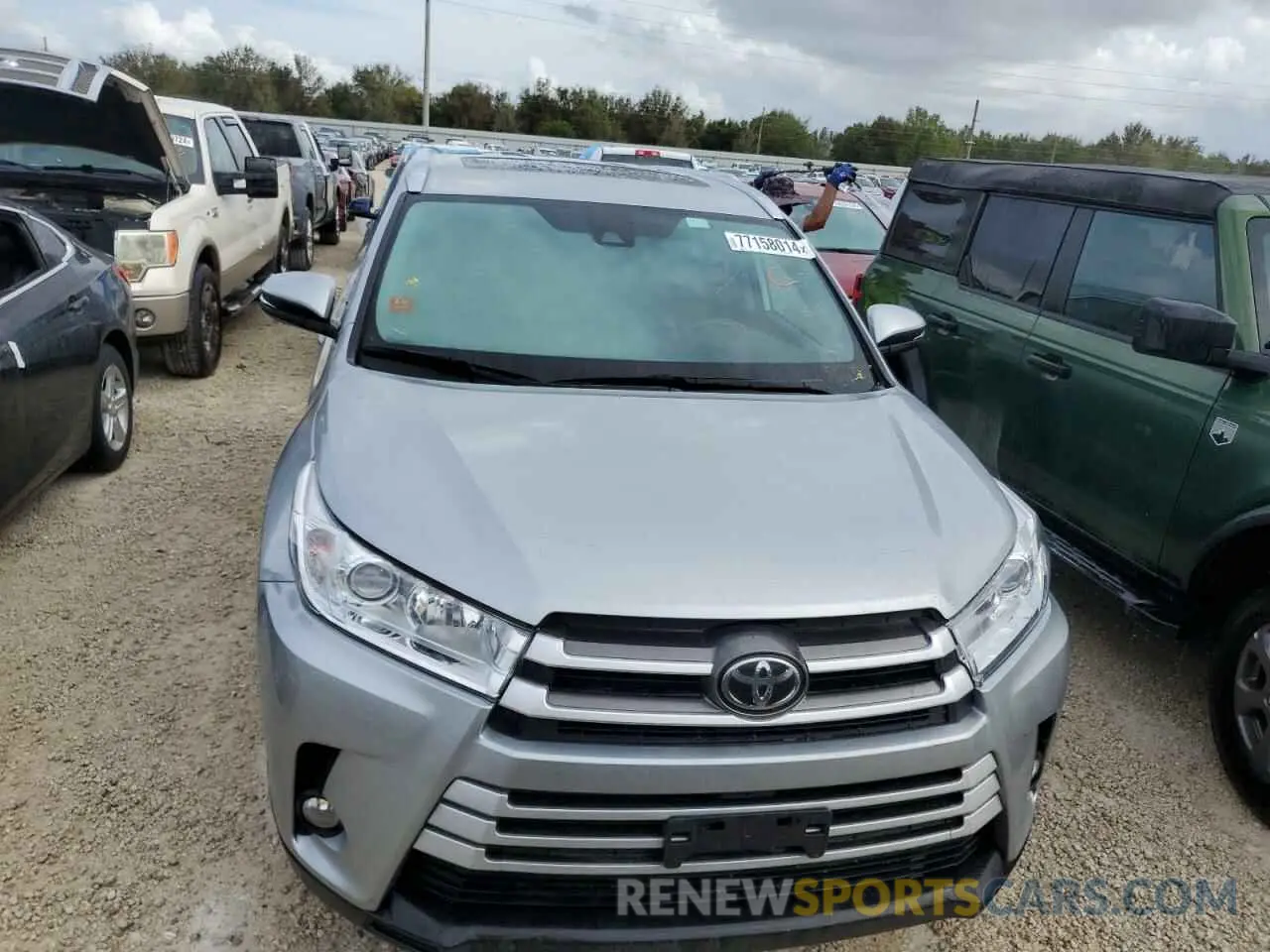 5 Photograph of a damaged car 5TDJZRFH0KS626532 TOYOTA HIGHLANDER 2019