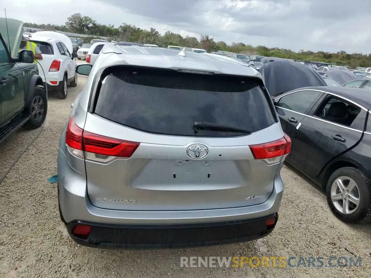 6 Photograph of a damaged car 5TDJZRFH0KS626532 TOYOTA HIGHLANDER 2019