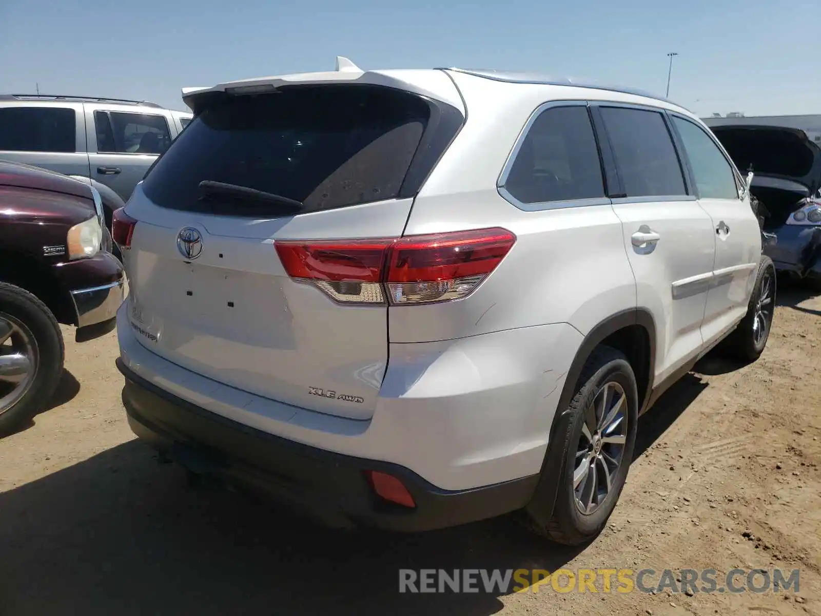 4 Photograph of a damaged car 5TDJZRFH0KS626921 TOYOTA HIGHLANDER 2019