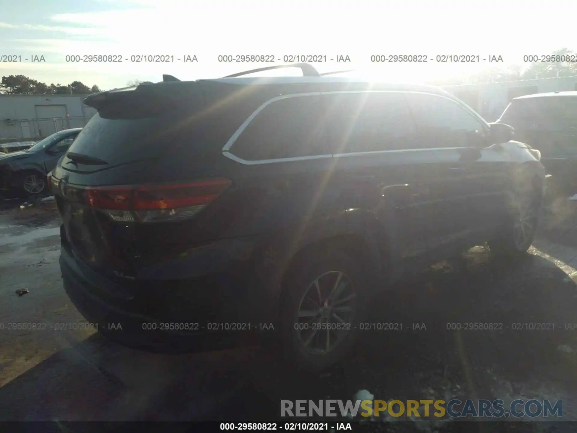 4 Photograph of a damaged car 5TDJZRFH0KS628278 TOYOTA HIGHLANDER 2019