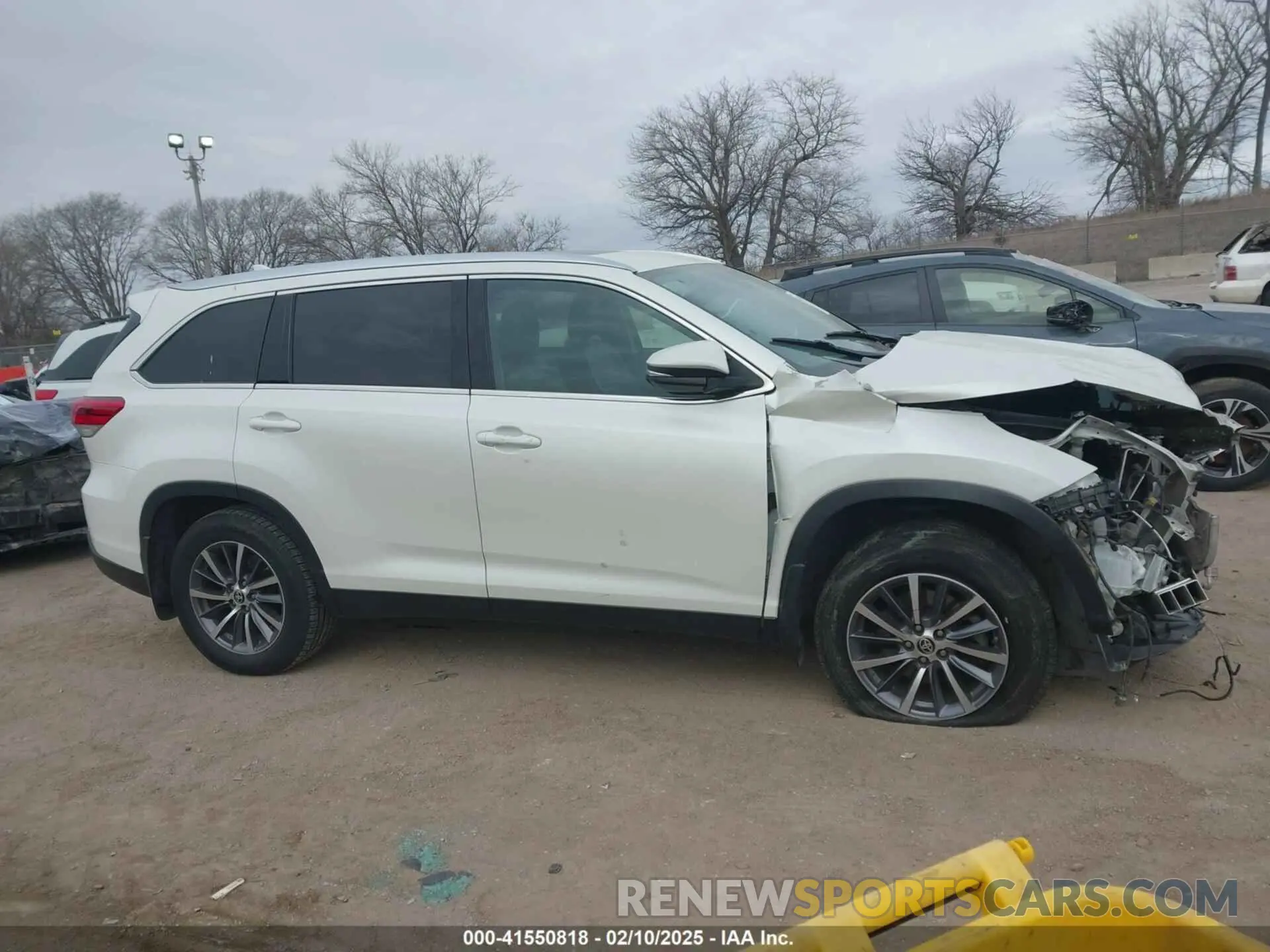 14 Photograph of a damaged car 5TDJZRFH0KS628474 TOYOTA HIGHLANDER 2019