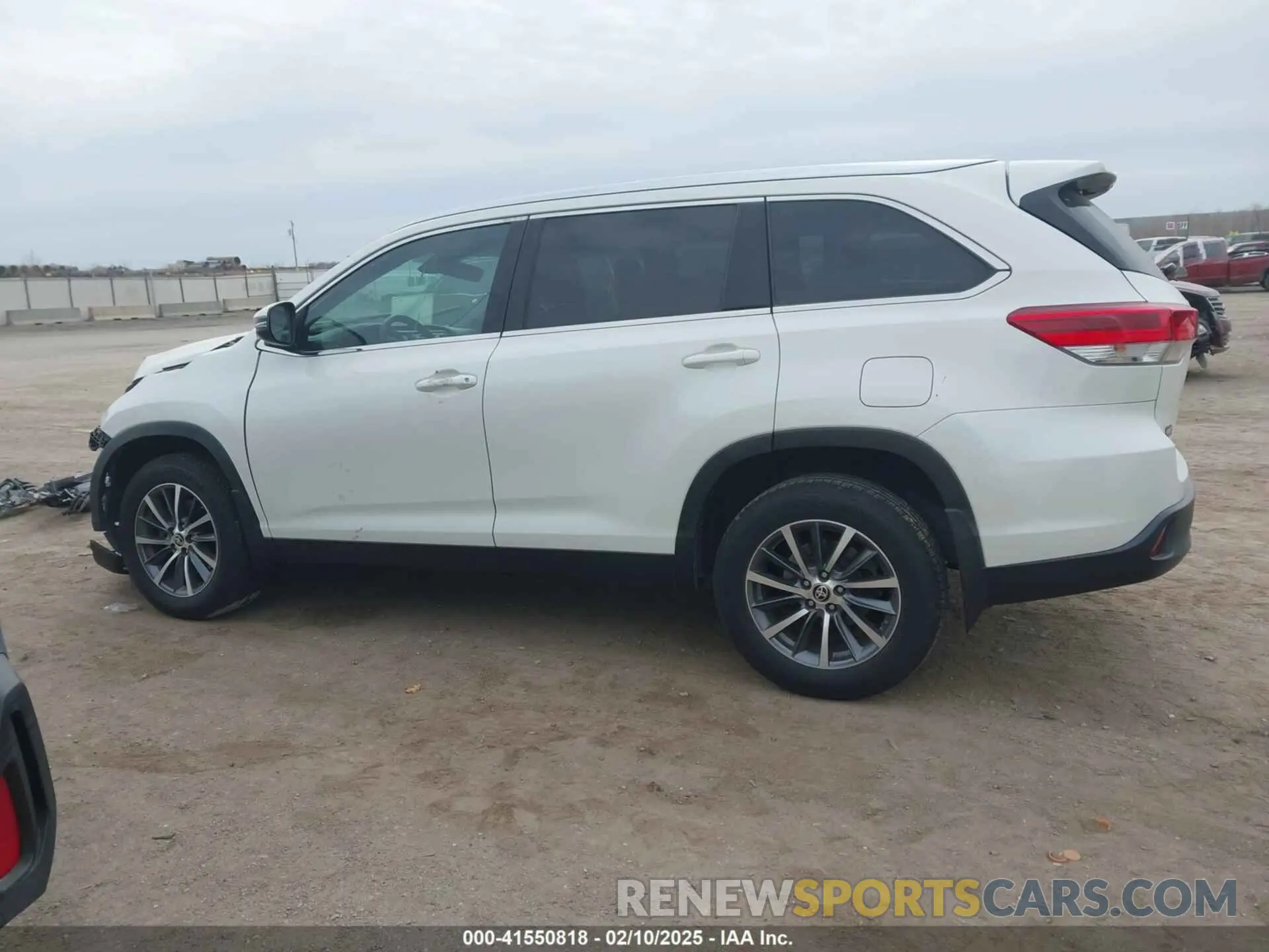 15 Photograph of a damaged car 5TDJZRFH0KS628474 TOYOTA HIGHLANDER 2019