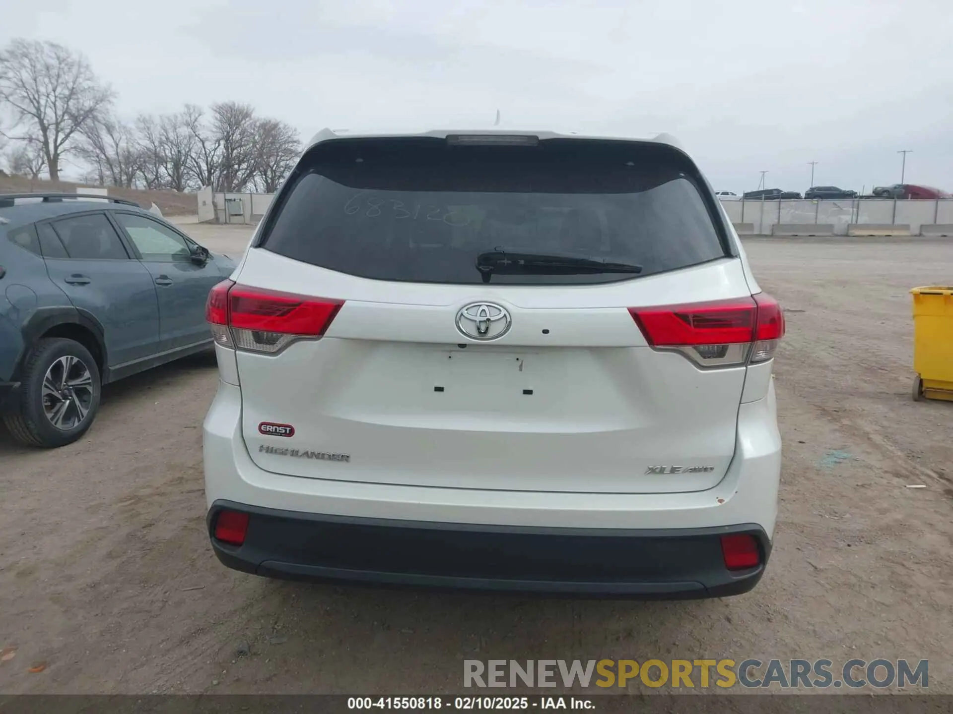 17 Photograph of a damaged car 5TDJZRFH0KS628474 TOYOTA HIGHLANDER 2019