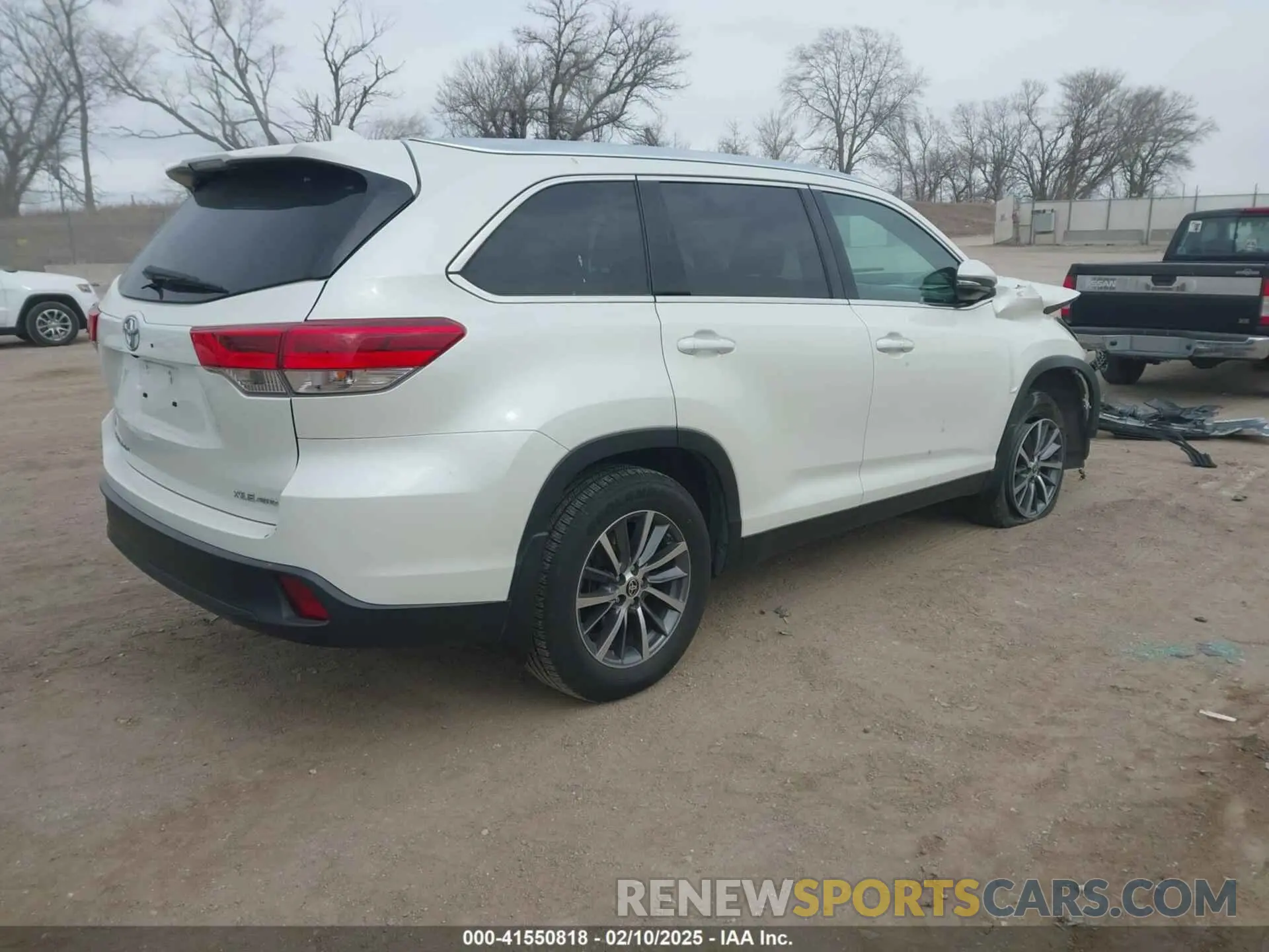4 Photograph of a damaged car 5TDJZRFH0KS628474 TOYOTA HIGHLANDER 2019