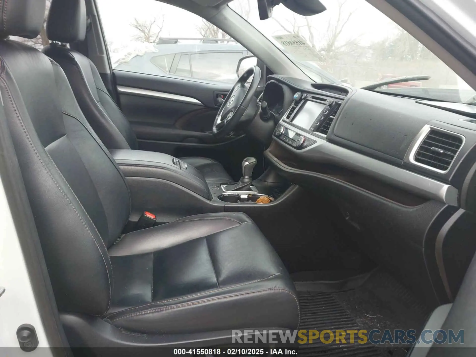5 Photograph of a damaged car 5TDJZRFH0KS628474 TOYOTA HIGHLANDER 2019