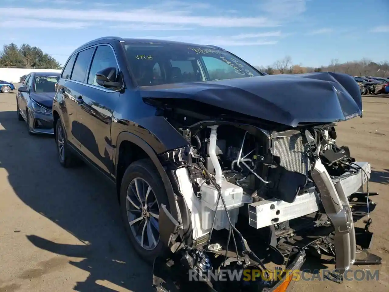 1 Photograph of a damaged car 5TDJZRFH0KS629933 TOYOTA HIGHLANDER 2019