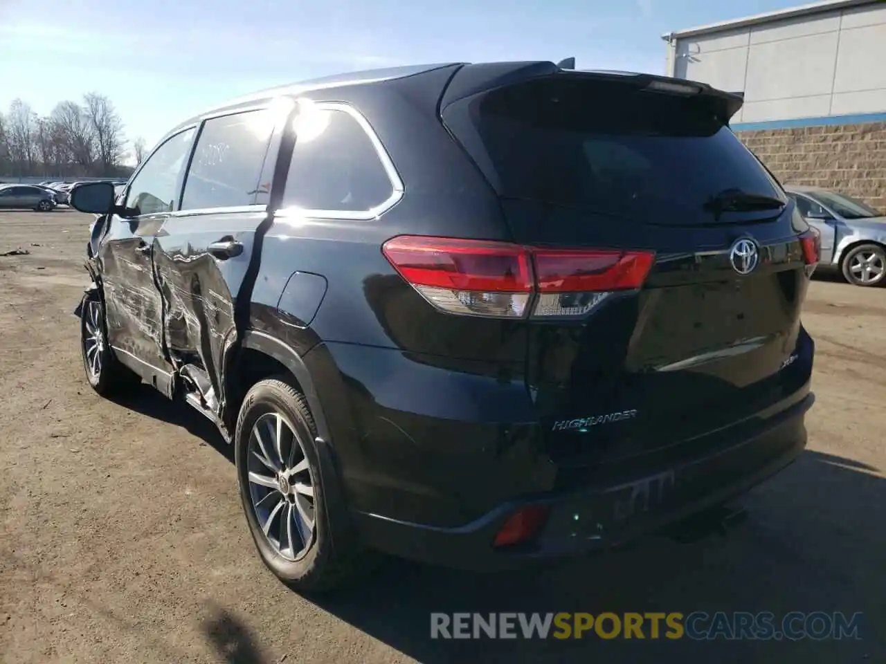 3 Photograph of a damaged car 5TDJZRFH0KS629933 TOYOTA HIGHLANDER 2019