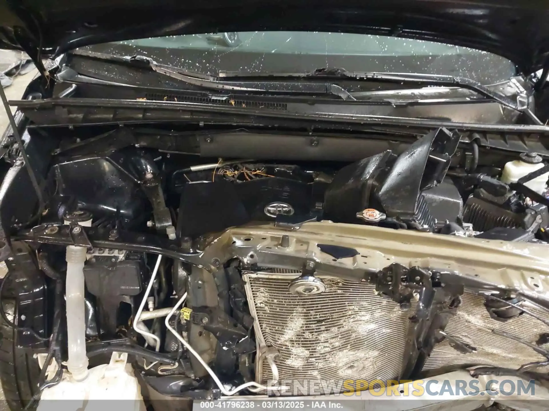 10 Photograph of a damaged car 5TDJZRFH0KS706882 TOYOTA HIGHLANDER 2019