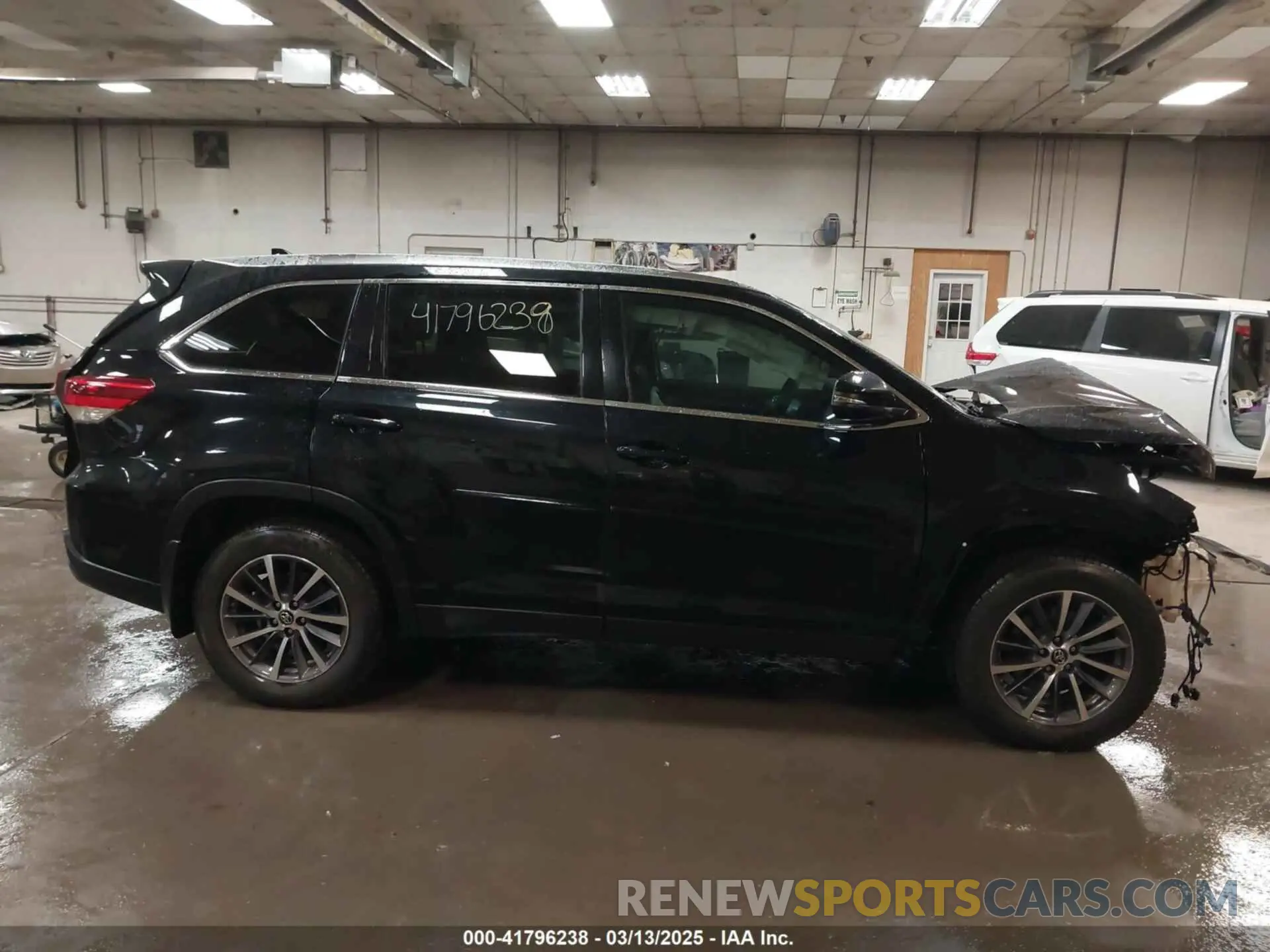 13 Photograph of a damaged car 5TDJZRFH0KS706882 TOYOTA HIGHLANDER 2019