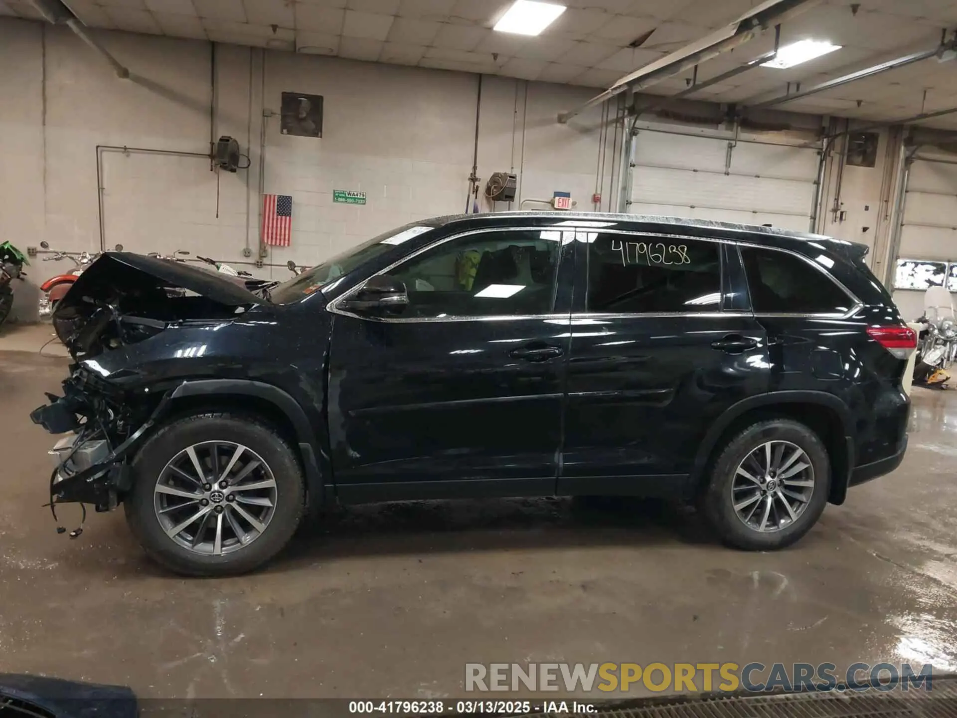 14 Photograph of a damaged car 5TDJZRFH0KS706882 TOYOTA HIGHLANDER 2019