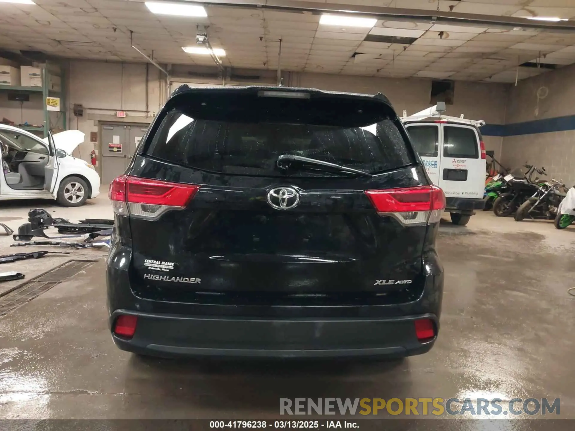 16 Photograph of a damaged car 5TDJZRFH0KS706882 TOYOTA HIGHLANDER 2019