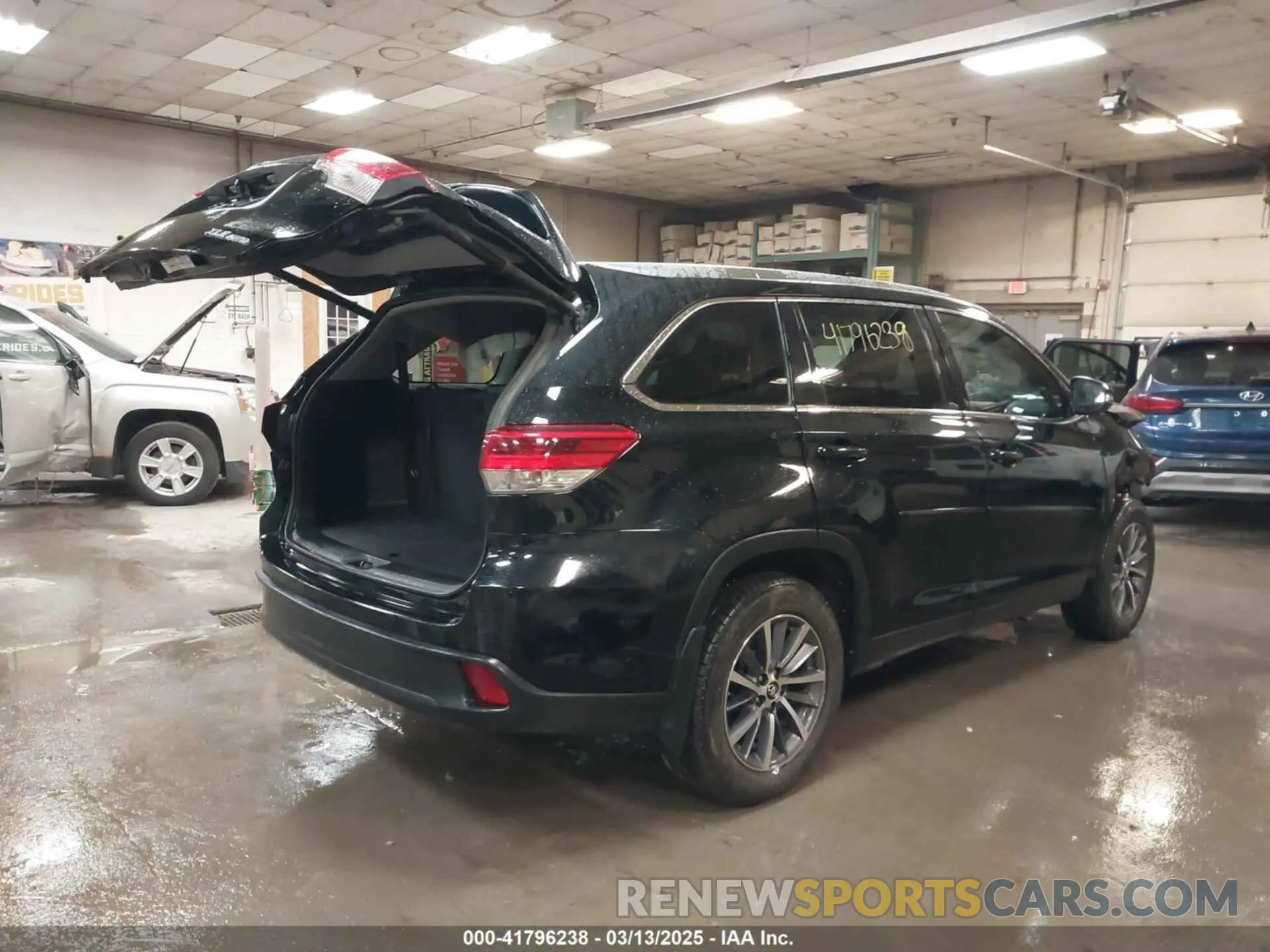 4 Photograph of a damaged car 5TDJZRFH0KS706882 TOYOTA HIGHLANDER 2019