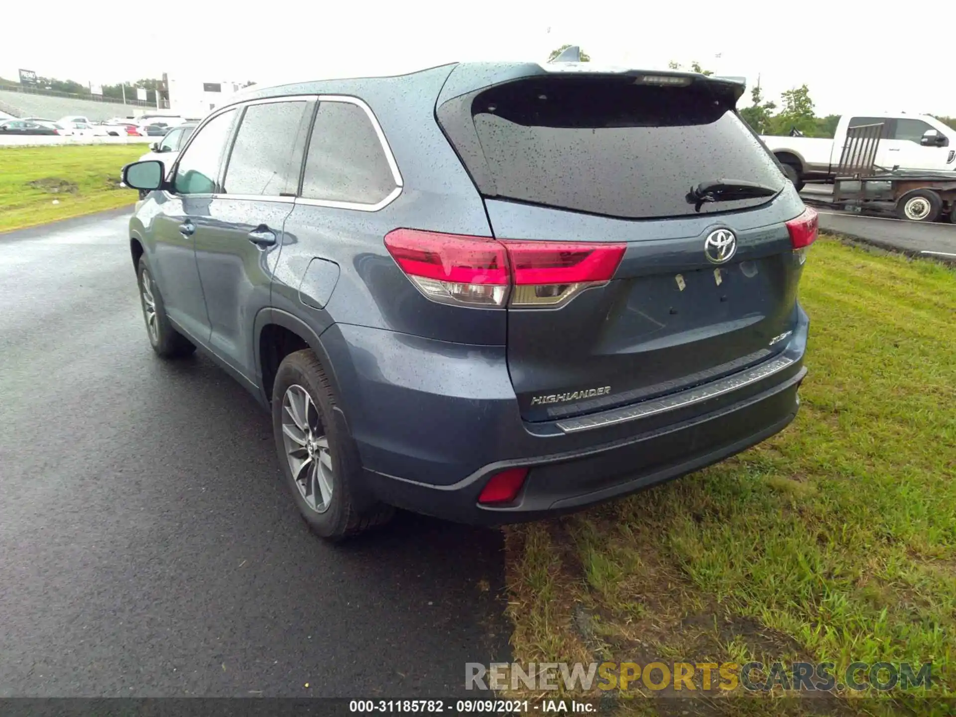 3 Photograph of a damaged car 5TDJZRFH0KS723231 TOYOTA HIGHLANDER 2019