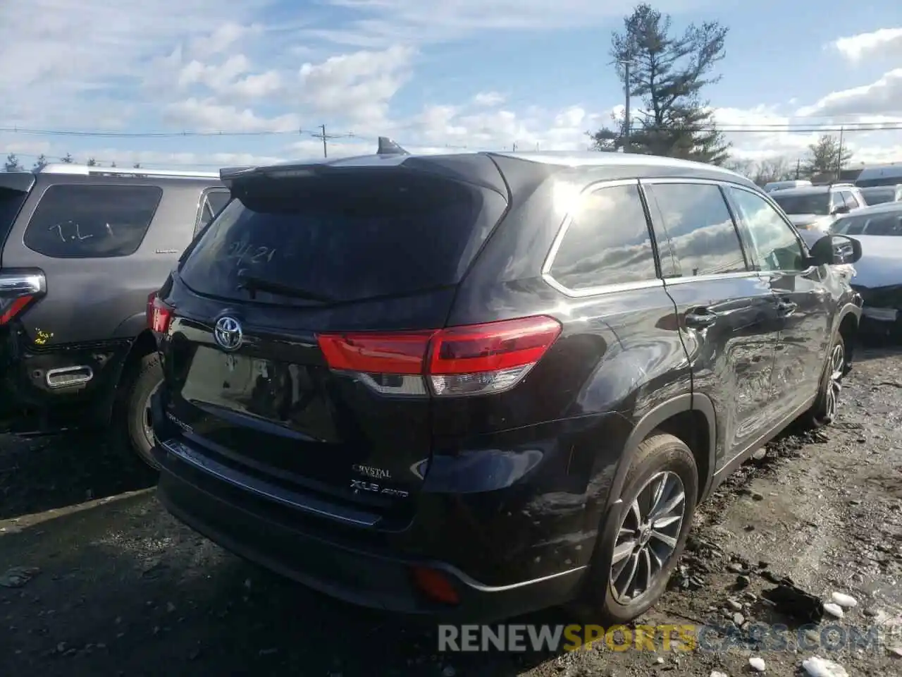 4 Photograph of a damaged car 5TDJZRFH0KS735671 TOYOTA HIGHLANDER 2019