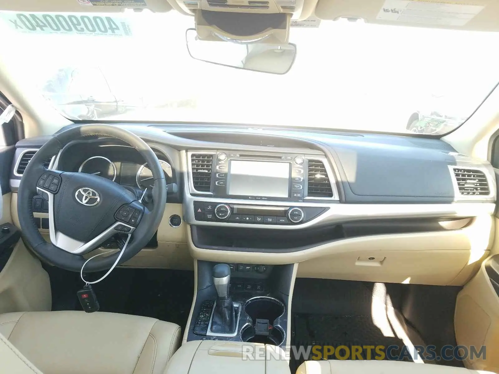 10 Photograph of a damaged car 5TDJZRFH0KS916009 TOYOTA HIGHLANDER 2019
