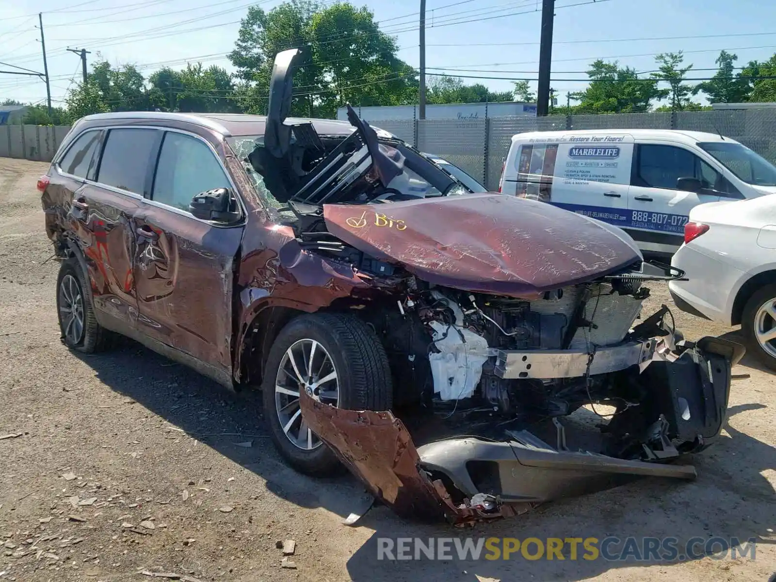 1 Photograph of a damaged car 5TDJZRFH0KS918729 TOYOTA HIGHLANDER 2019