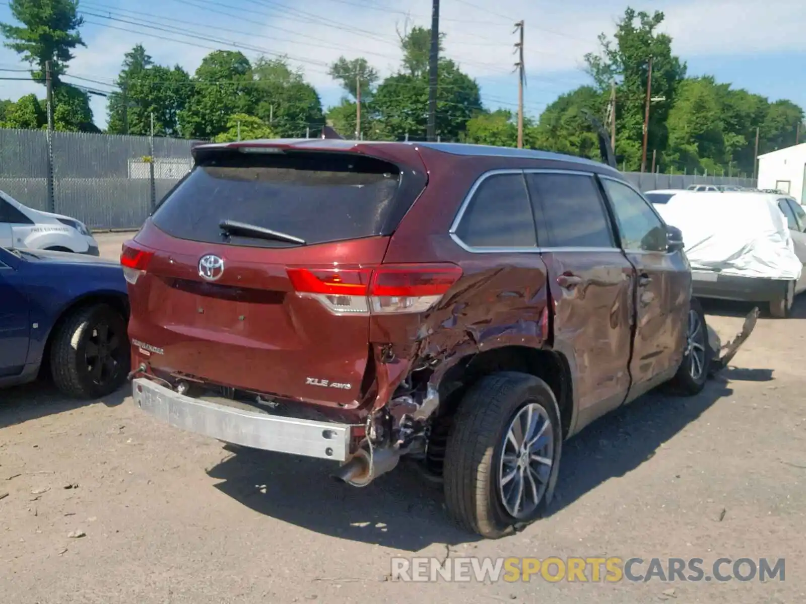 4 Photograph of a damaged car 5TDJZRFH0KS918729 TOYOTA HIGHLANDER 2019