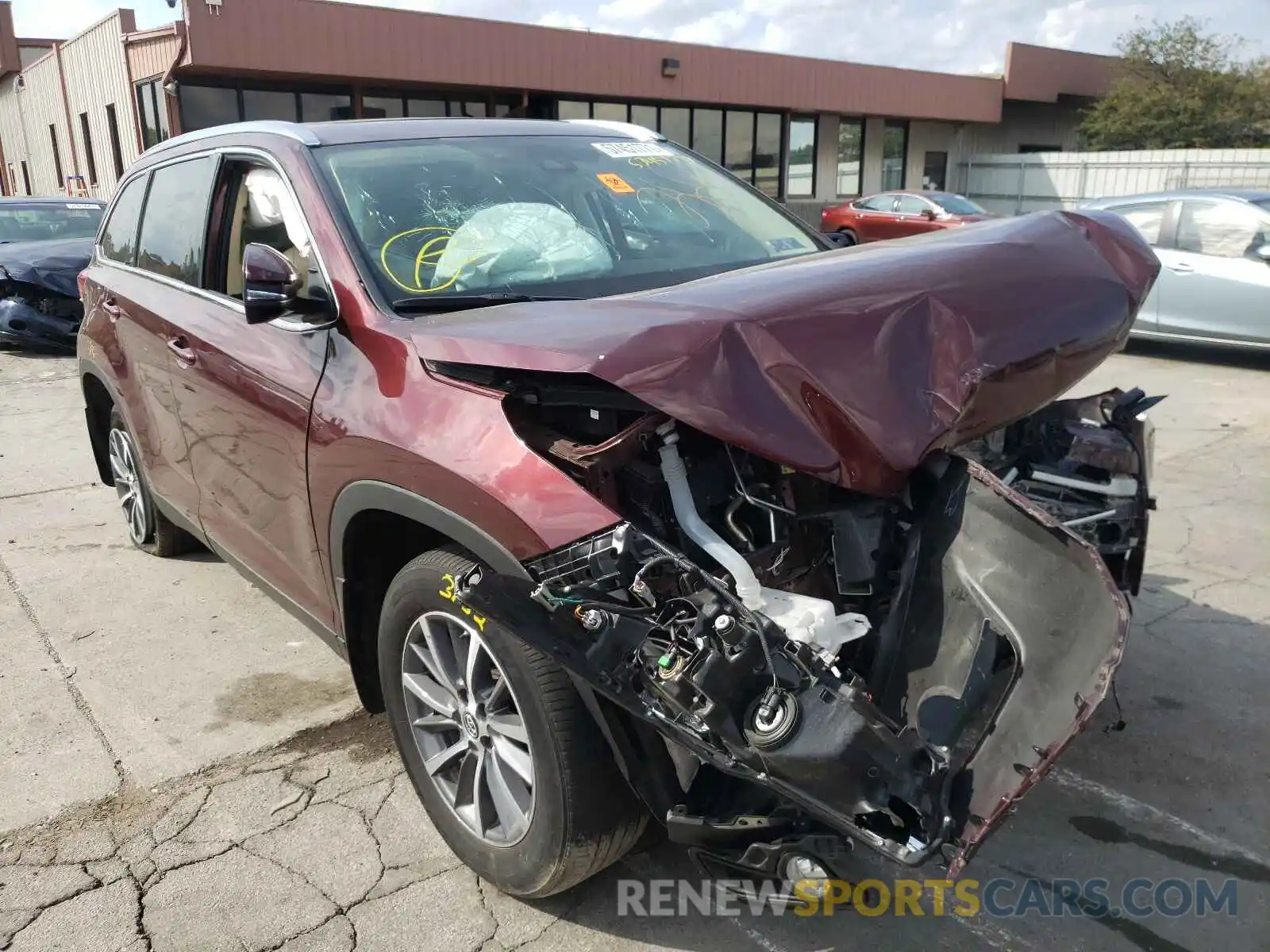 1 Photograph of a damaged car 5TDJZRFH0KS918987 TOYOTA HIGHLANDER 2019