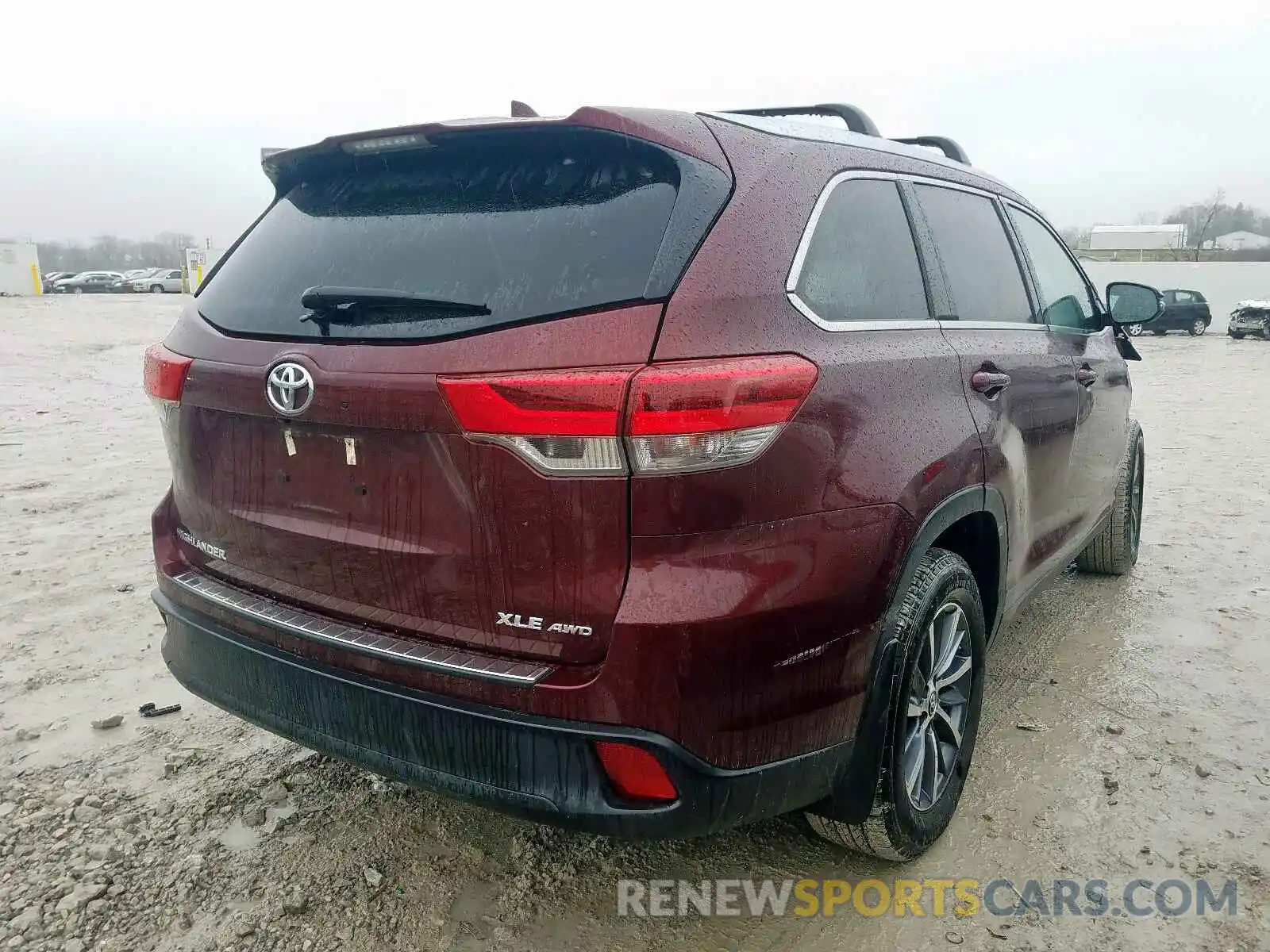 4 Photograph of a damaged car 5TDJZRFH0KS921369 TOYOTA HIGHLANDER 2019