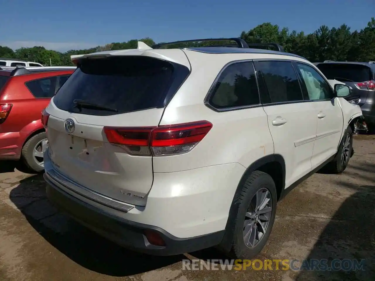 4 Photograph of a damaged car 5TDJZRFH0KS930802 TOYOTA HIGHLANDER 2019