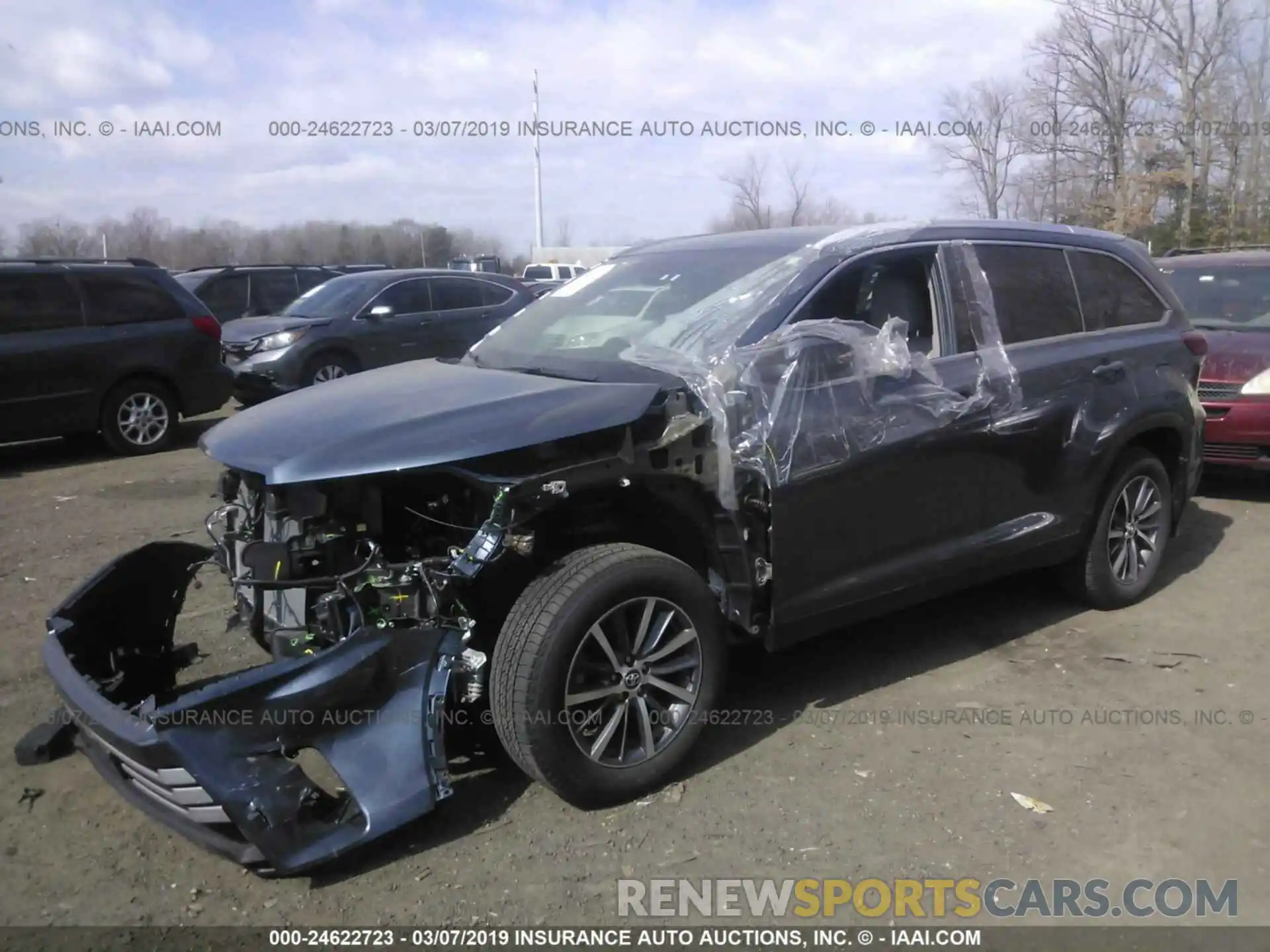 2 Photograph of a damaged car 5TDJZRFH0KS930816 TOYOTA HIGHLANDER 2019