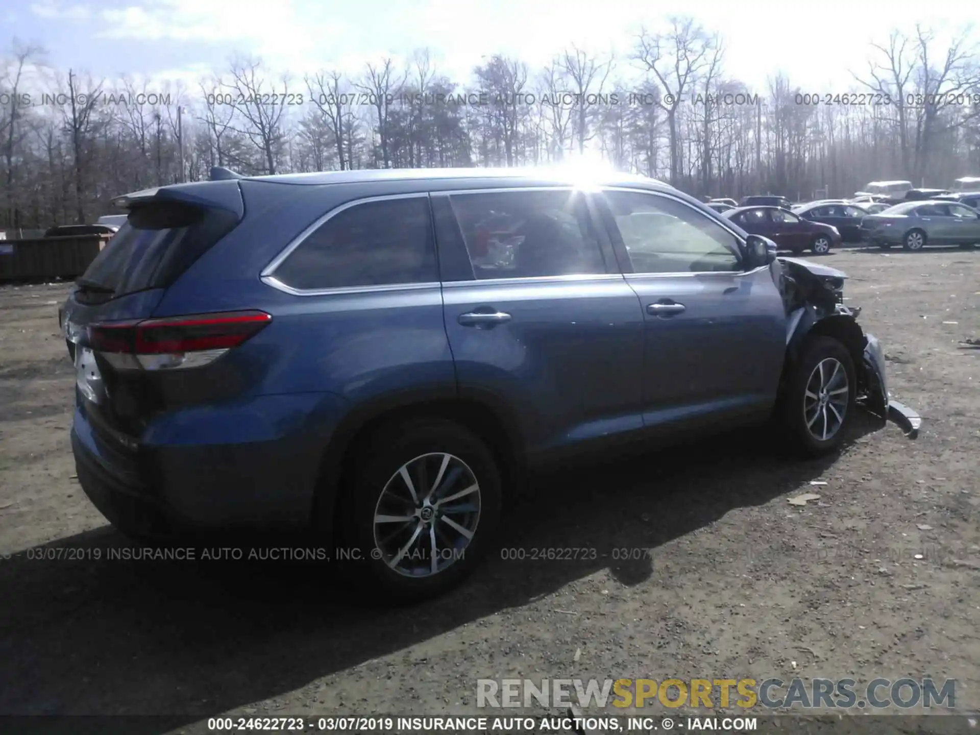 4 Photograph of a damaged car 5TDJZRFH0KS930816 TOYOTA HIGHLANDER 2019