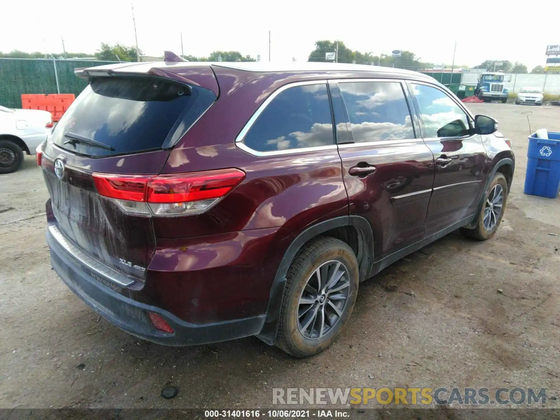 4 Photograph of a damaged car 5TDJZRFH0KS931951 TOYOTA HIGHLANDER 2019