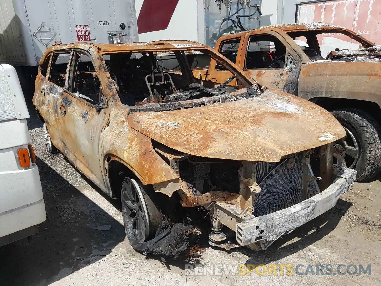 1 Photograph of a damaged car 5TDJZRFH0KS933389 TOYOTA HIGHLANDER 2019