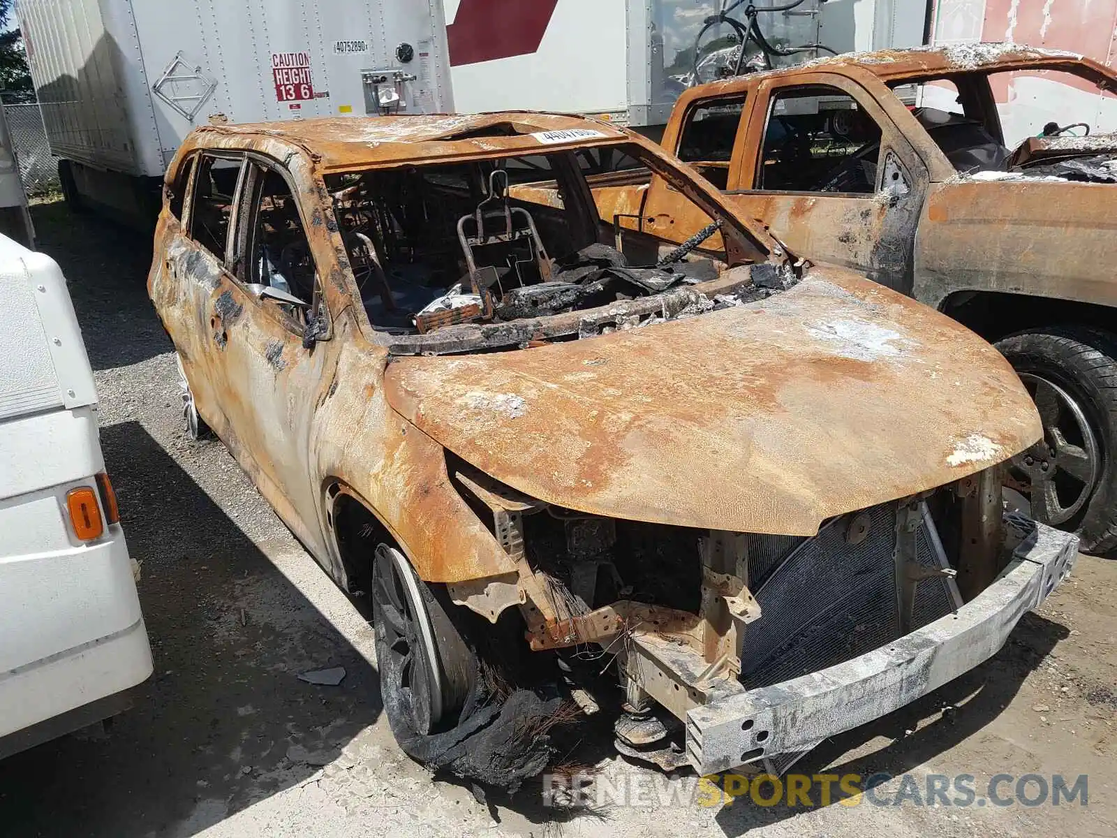 9 Photograph of a damaged car 5TDJZRFH0KS933389 TOYOTA HIGHLANDER 2019