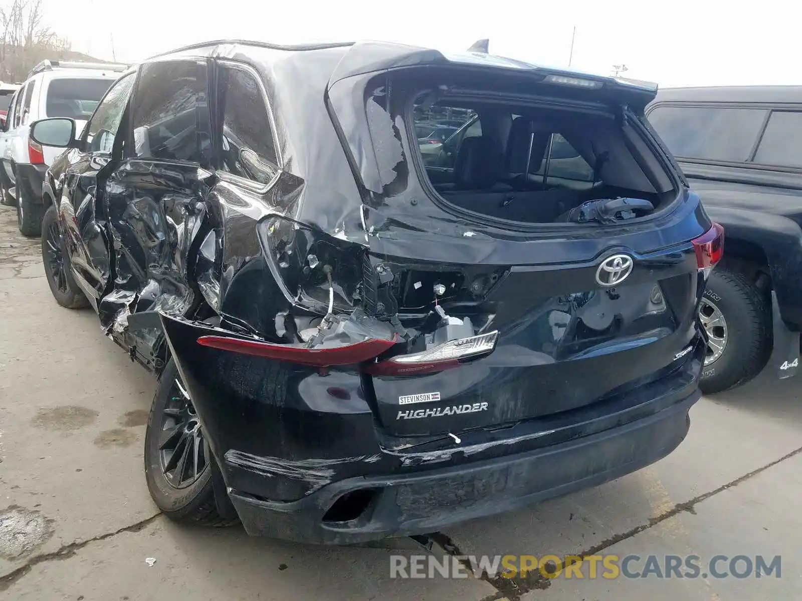 3 Photograph of a damaged car 5TDJZRFH0KS935286 TOYOTA HIGHLANDER 2019