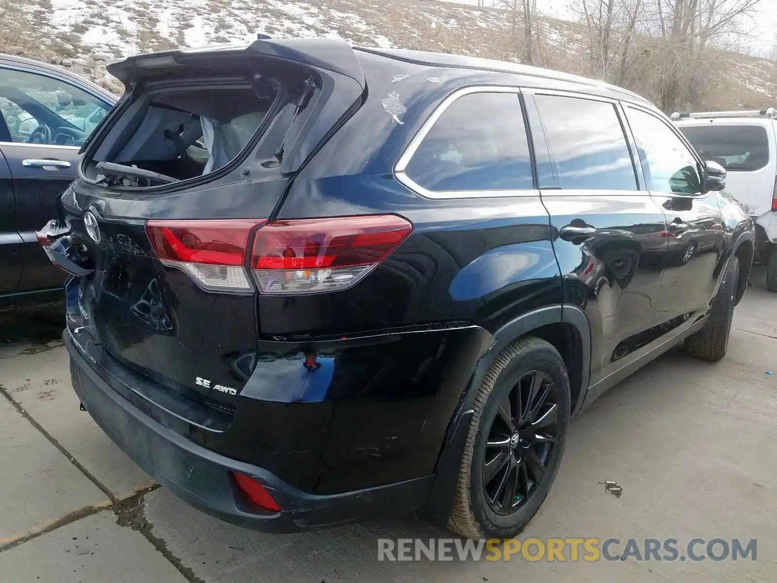 4 Photograph of a damaged car 5TDJZRFH0KS935286 TOYOTA HIGHLANDER 2019