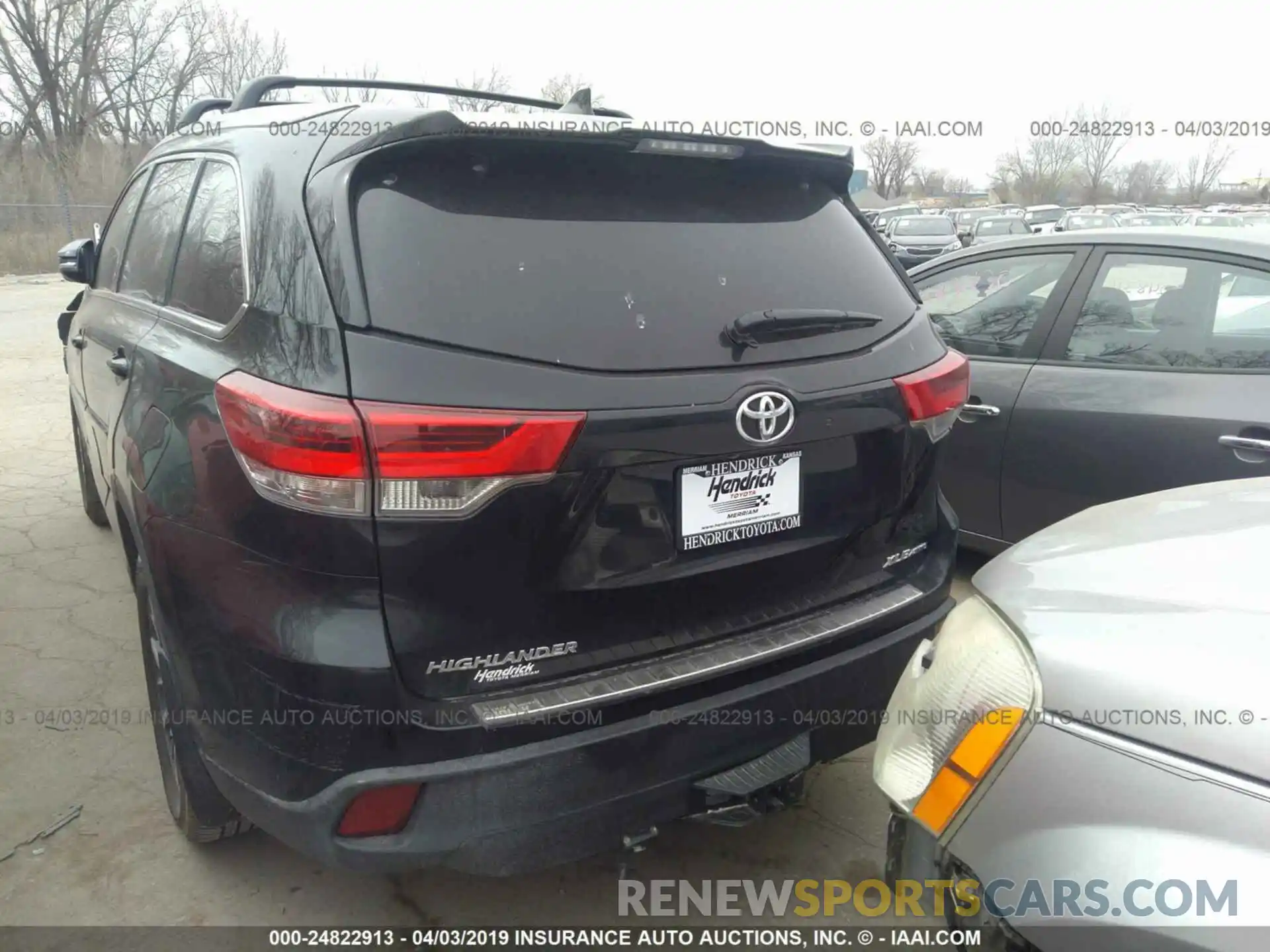 3 Photograph of a damaged car 5TDJZRFH0KS958079 TOYOTA HIGHLANDER 2019